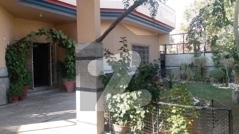 700 Sq Yd Well Maintain Single Story House For Sale 5 bed dd Block B