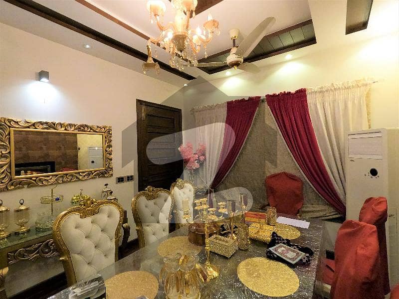 طارق گارڈنز ۔ بلاک سی طارق گارڈنز,لاہور میں 5 کمروں کا 10 مرلہ مکان 4.5 کروڑ میں برائے فروخت۔