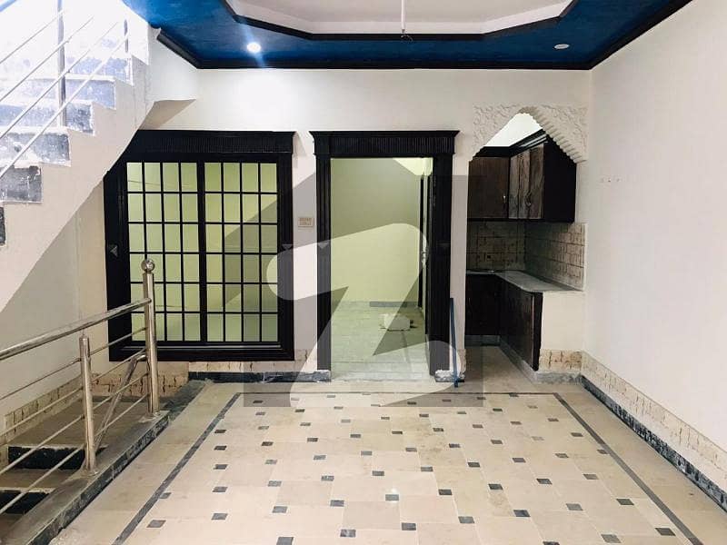 میاں عبدالولی شاہ ٹاؤن II پشاور میں 8 کمروں کا 5 مرلہ مکان 1.65 کروڑ میں برائے فروخت۔