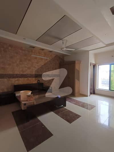 سعید کالونی - نیو گارڈن بلاک سعید کالونی,فیصل آباد میں 5 کمروں کا 10 مرلہ مکان 3.25 کروڑ میں برائے فروخت۔