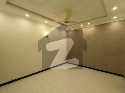 بینکرس ایوینیو کوآپریٹو ہاؤسنگ سوسائٹی لاہور میں 3 کمروں کا 1 کنال بالائی پورشن 60.0 ہزار میں کرایہ پر دستیاب ہے۔