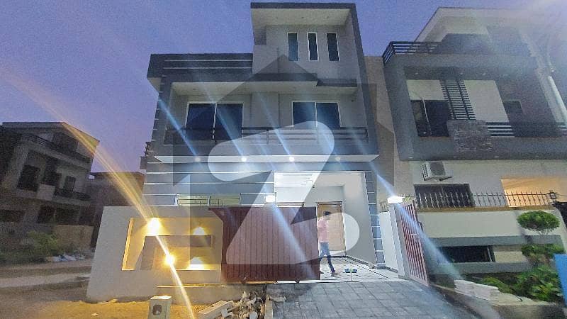 فیصل ٹاؤن - ایف ۔ 18 اسلام آباد میں 6 کمروں کا 5 مرلہ مکان 2.35 کروڑ میں برائے فروخت۔