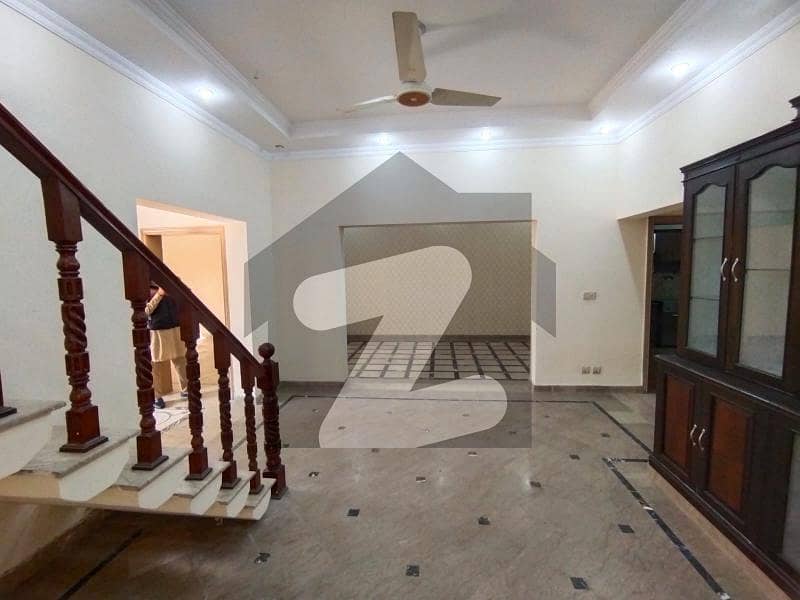 10 Marla Upper Portion Near Park Available for Rent Green City