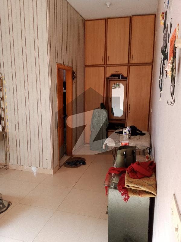 اعوان ٹاؤن لاہور میں 8 کمروں کا 1 کنال مکان 3.75 کروڑ میں برائے فروخت۔
