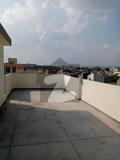 Fast floor flat for sale gas electric water nice location