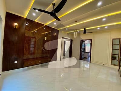 عبداللہ گارڈنز ایسٹ کینال روڈ,کینال روڈ,فیصل آباد میں 5 کمروں کا 10 مرلہ مکان 5.45 کروڑ میں برائے فروخت۔