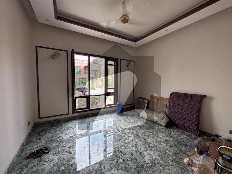 ڈی ایچ اے فیز 8 ڈی ایچ اے ڈیفینس,کراچی میں 4 کمروں کا 4 مرلہ مکان 4.7 کروڑ میں برائے فروخت۔