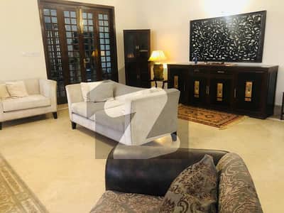 گلبرگ لاہور میں 6 کمروں کا 1 کنال مکان 5.2 لاکھ میں کرایہ پر دستیاب ہے۔