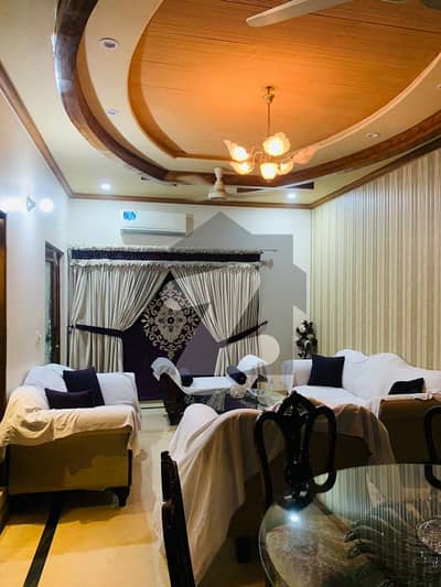 کینال روڈ فیصل آباد میں 5 کمروں کا 12 مرلہ مکان 6.0 کروڑ میں برائے فروخت۔