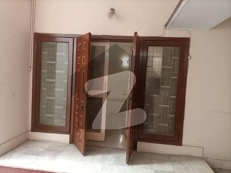 کیولری گراؤنڈ لاہور میں 2 کمروں کا 15 مرلہ مکان 75.0 ہزار میں کرایہ پر دستیاب ہے۔