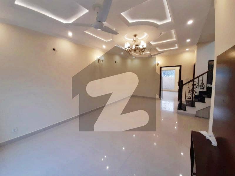 سادات ٹاؤن لاہور میں 4 کمروں کا 5 مرلہ مکان 2.2 کروڑ میں برائے فروخت۔