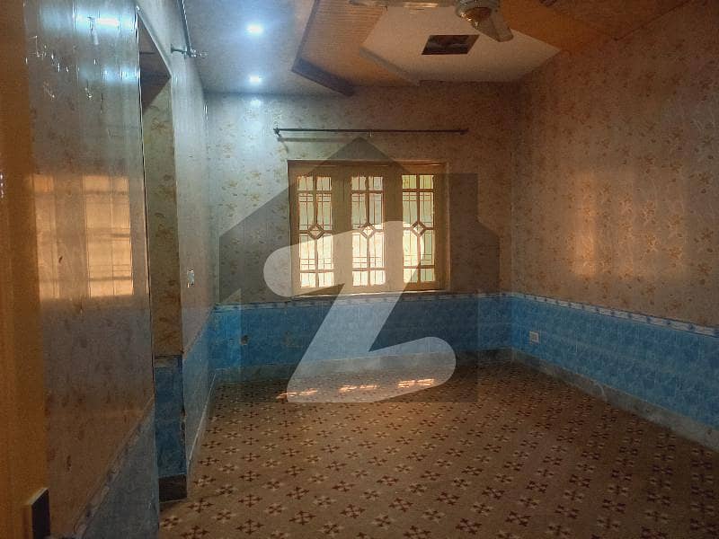 آفیسرز کالونی 2 فیصل آباد میں 4 کمروں کا 5 مرلہ مکان 1.5 کروڑ میں برائے فروخت۔