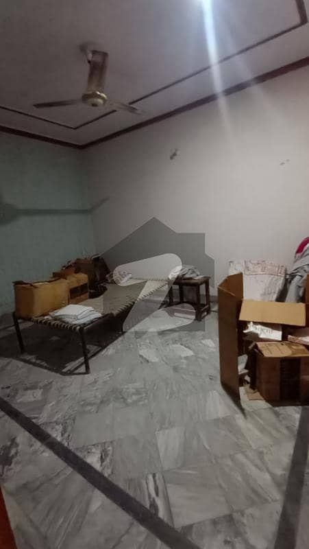 ستیانہ روڈ فیصل آباد میں 3 کمروں کا 8 مرلہ بالائی پورشن 28.0 ہزار میں کرایہ پر دستیاب ہے۔