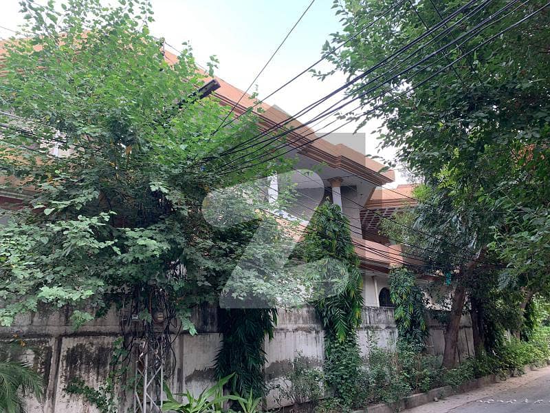 علامہ اقبال ٹاؤن ۔ گلشن بلاک علامہ اقبال ٹاؤن,لاہور میں 6 کمروں کا 10 مرلہ مکان 3.3 کروڑ میں برائے فروخت۔ علامہ اقبال ٹاؤن ۔ گلشن بلاک علامہ اقبال ٹاؤن,لاہور میں 6 کمروں کا 10 مرلہ مکان 3.3 کروڑ میں برائے فروخت۔