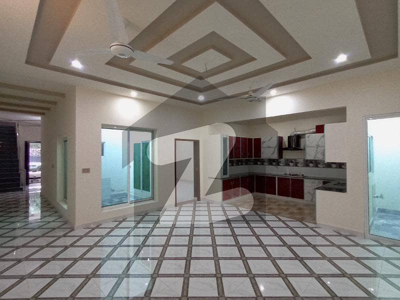 خیابان کالونی 2 فیصل آباد میں 6 کمروں کا 10 مرلہ مکان 2.8 کروڑ میں برائے فروخت۔
