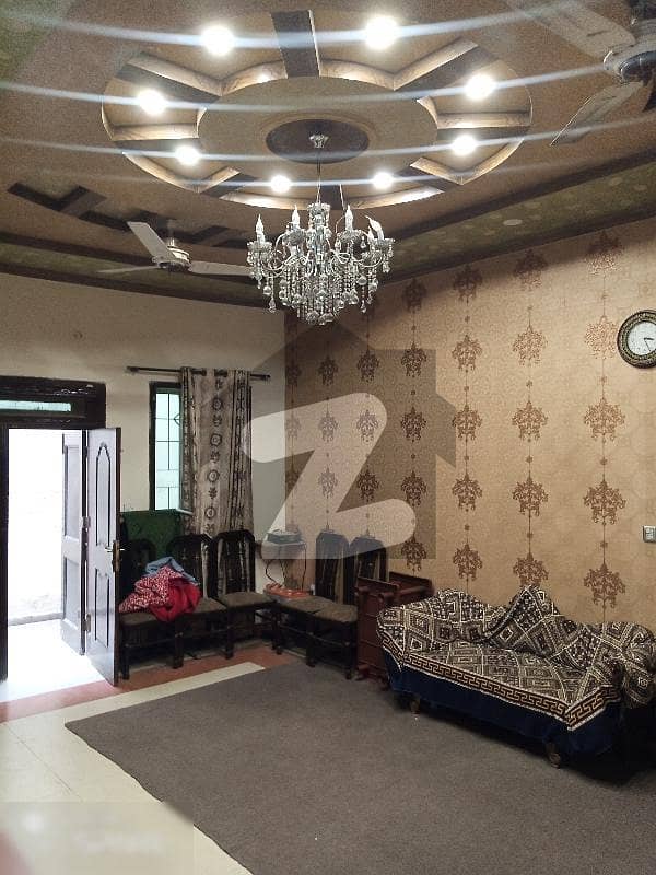 خیابان کالونی 3 فیصل آباد میں 5 کمروں کا 10 مرلہ مکان 2.5 کروڑ میں برائے فروخت۔