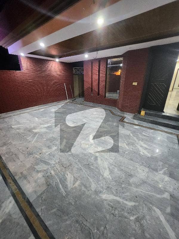 بحریہ ٹاؤن تکبیر بلاک بحریہ ٹاؤن سیکٹر B,بحریہ ٹاؤن,لاہور میں 5 کمروں کا 10 مرلہ مکان 1.1 لاکھ میں کرایہ پر دستیاب ہے۔