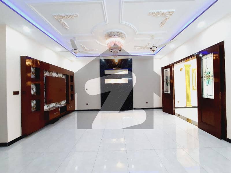 آئی ای پی انجینئرز ٹاؤن لاہور میں 5 کمروں کا 11 مرلہ مکان 3.5 کروڑ میں برائے فروخت۔