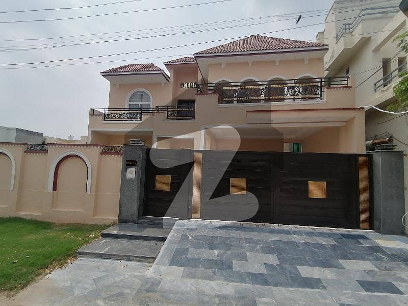 On Excellent Location In Wapda Town Phase 1 - Block E House Sized 1 Kanal For rent