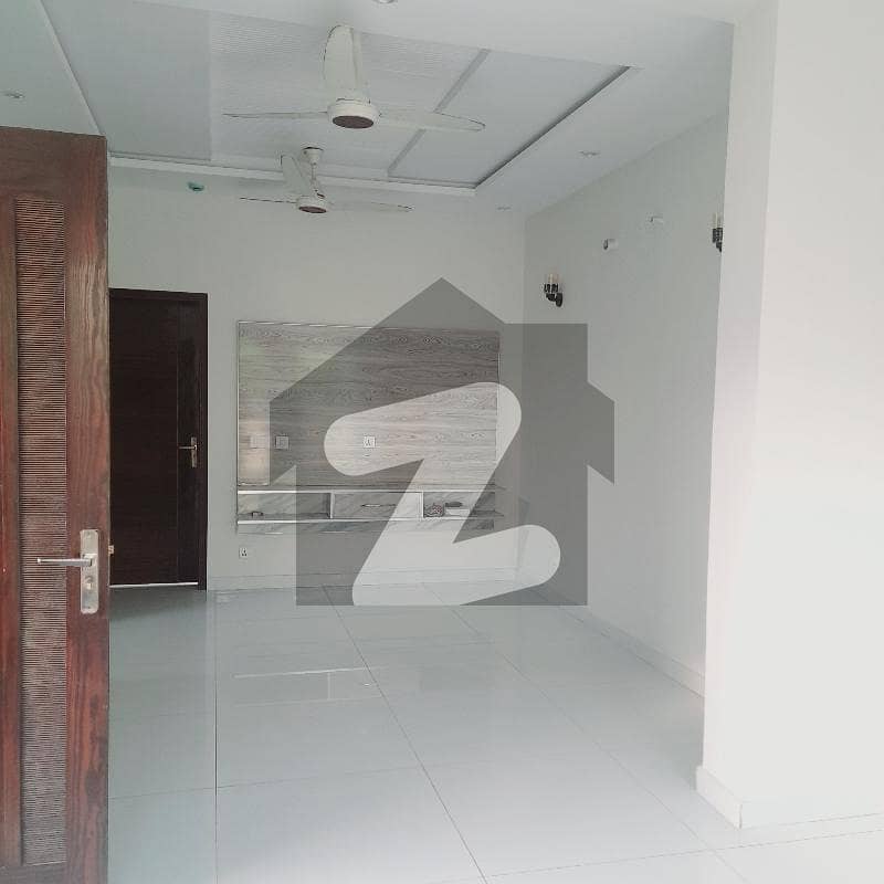 ڈی ایچ اے فیز 3 - بلاک زیڈ فیز 3,ڈیفنس (ڈی ایچ اے),لاہور میں 5 کمروں کا 1 کنال مکان 5.5 کروڑ میں برائے فروخت۔