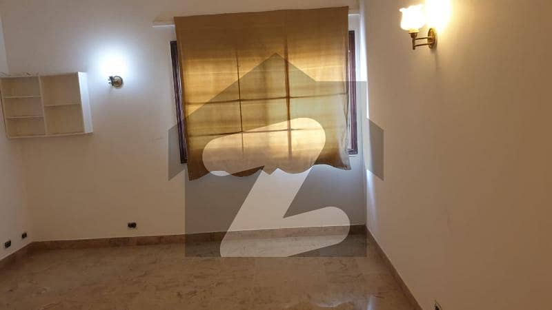 ڈی ایچ اے فیز 4 ڈی ایچ اے,کراچی میں 5 کمروں کا 1 کنال مکان 8.5 کروڑ میں برائے فروخت۔