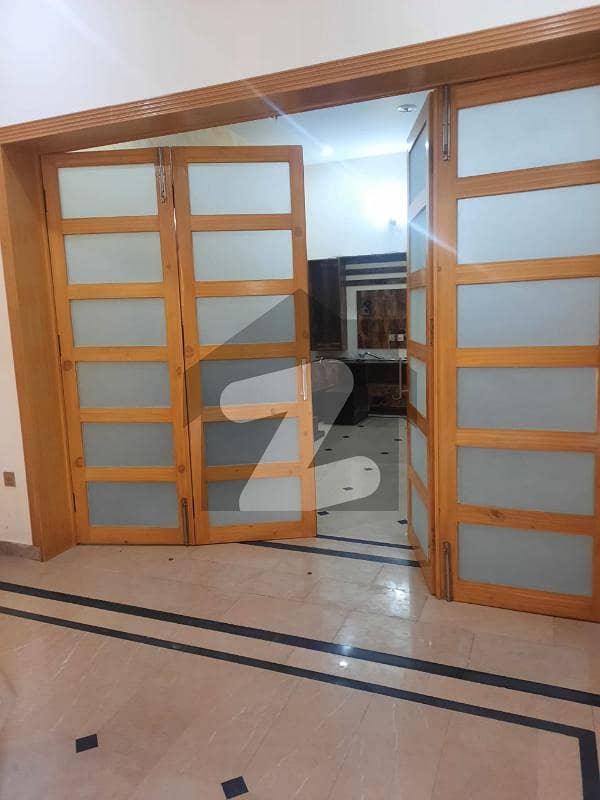 ایل ڈی اے ایوینیو ۔ بلاک ڈی ایل ڈی اے ایوینیو,لاہور میں 5 کمروں کا 10 مرلہ مکان 90.0 ہزار میں کرایہ پر دستیاب ہے۔