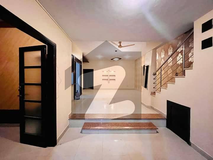 ڈی ایچ اے فیز 7 ڈی ایچ اے,کراچی میں 5 کمروں کا 12 مرلہ مکان 2.5 لاکھ میں کرایہ پر دستیاب ہے۔
