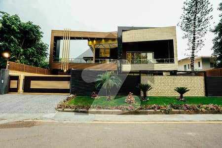Ultra Modern Luxurious House With Pool House Is Available For Sale