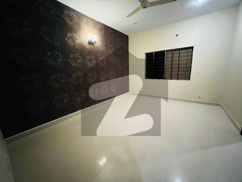 ڈی ایچ اے فیز 7 ڈی ایچ اے ڈیفینس,کراچی میں 5 کمروں کا 12 مرلہ مکان 2.5 لاکھ میں کرایہ پر دستیاب ہے۔
