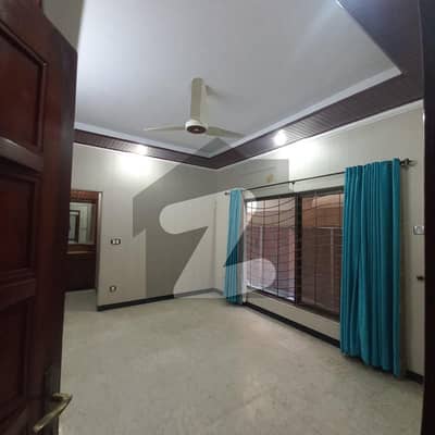 بحریہ ٹاؤن فیز 4 بحریہ ٹاؤن راولپنڈی,راولپنڈی میں 5 کمروں کا 10 مرلہ مکان 3.25 کروڑ میں برائے فروخت۔