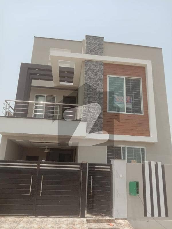 05 Marla brand new house in very prime location Eastern Ext All facilities are available
school mosque and hospital no other work in home very reasonable price for sale