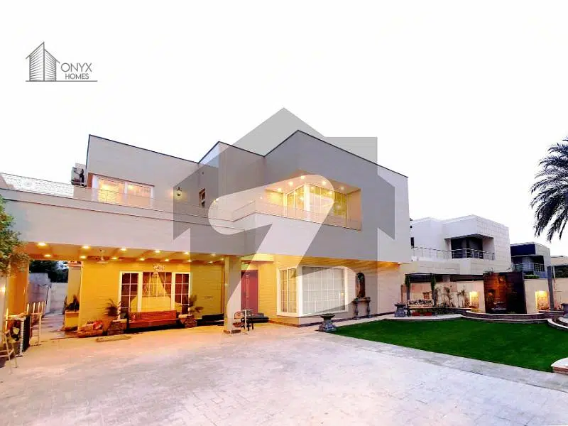 Spacious 1.5 Kanal Villa With Huge Car Porch And Massive Lawn On Main Boulevard