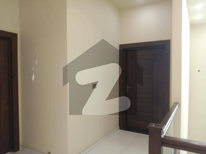 ایڈن ایگزیکیٹو ایڈن گارڈنز,فیصل آباد میں 5 کمروں کا 10 مرلہ مکان 4.45 کروڑ میں برائے فروخت۔
