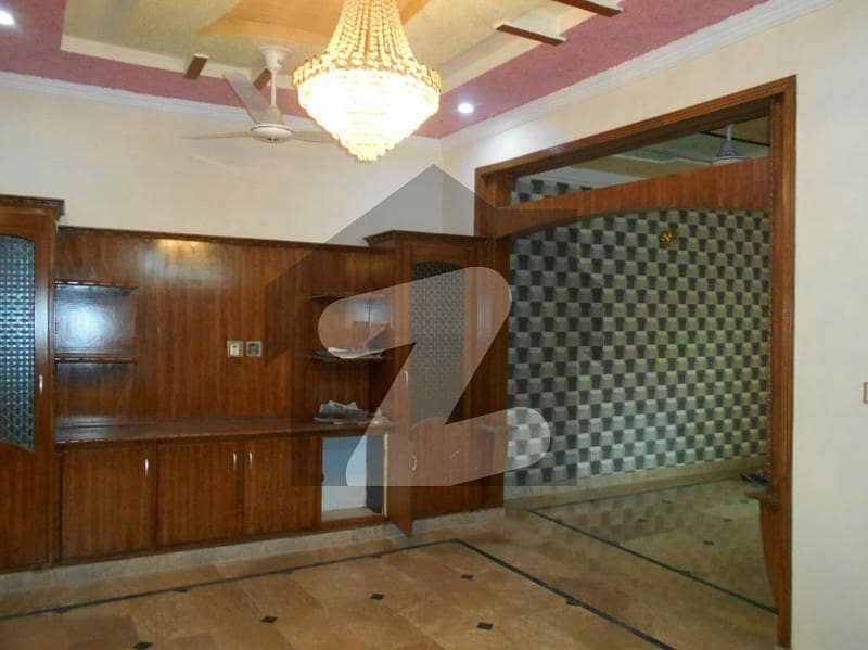 آئی ۔ 10/2 آئی ۔ 10,اسلام آباد میں 5 کمروں کا 8 مرلہ مکان 5.7 کروڑ میں برائے فروخت۔