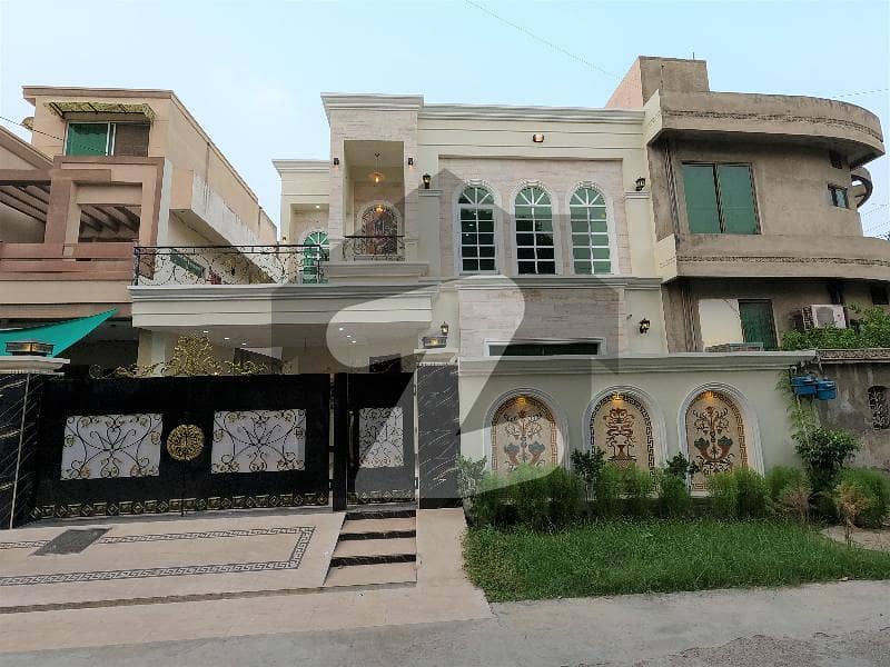 پنجاب کوآپریٹو ہاؤسنگ ۔ بلاک اے پنجاب کوآپریٹو ہاؤسنگ سوسائٹی,لاہور میں 5 کمروں کا 10 مرلہ مکان 3.8 کروڑ میں برائے فروخت۔