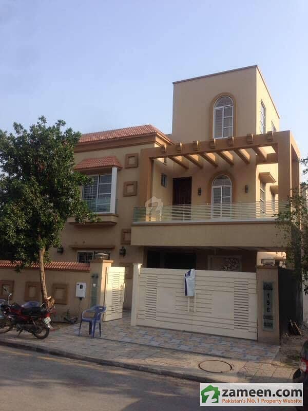 بحریہ ٹاؤن لاہور میں 5 کمروں کا 10 مرلہ مکان 2.1 کروڑ میں برائے فروخت۔