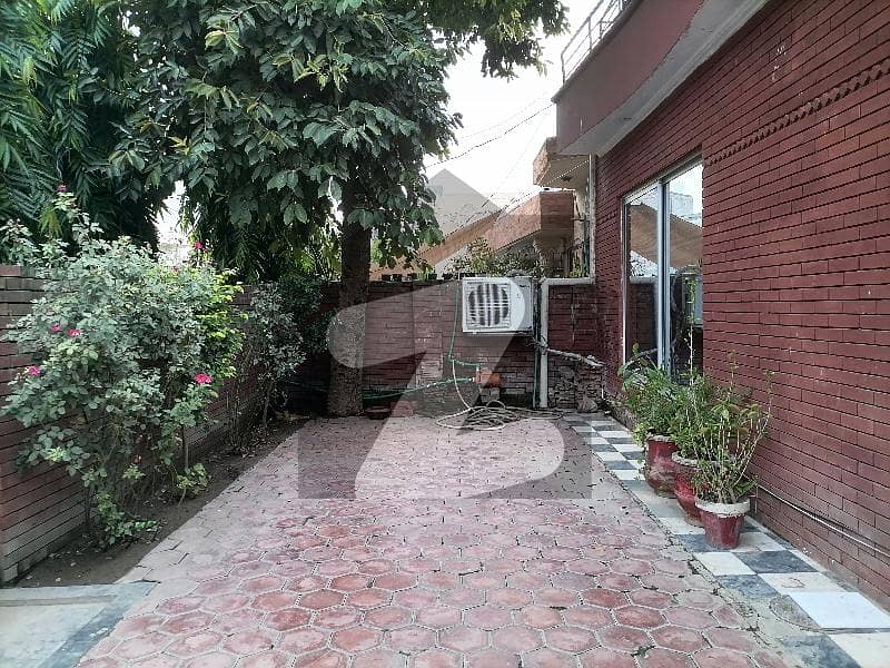 پنجاب سمال انڈسٹریز کالونی لاہور میں 4 کمروں کا 14 مرلہ مکان 3.5 کروڑ میں برائے فروخت۔