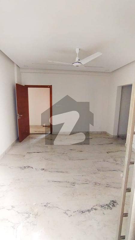 عسکری 6 پشاور میں 3 کمروں کا 12 مرلہ فلیٹ 3.2 کروڑ میں برائے فروخت۔