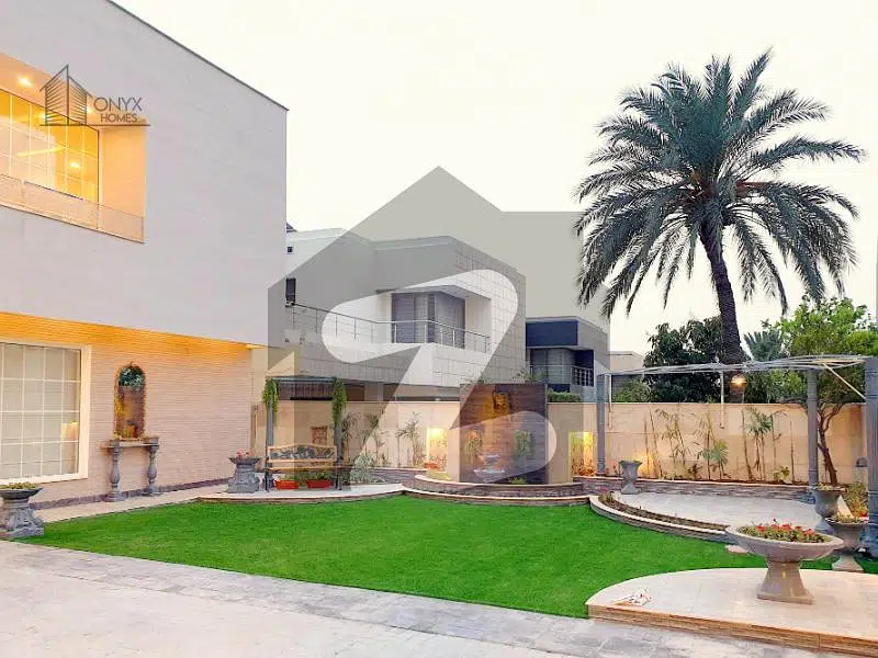 Spacious 1.5 Kanal Villa With Huge Car Porch And Massive Lawn On Main Boulevard
