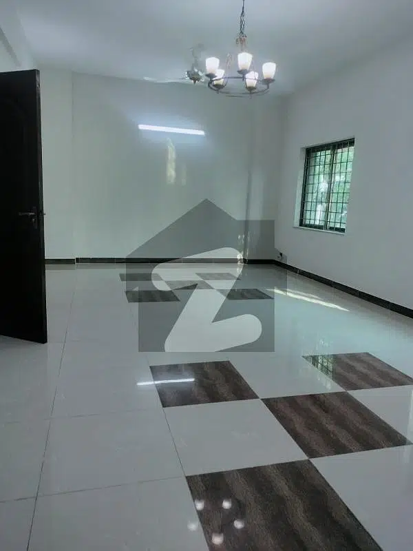 Brand New 10 Marla Luxury Flat for Sale