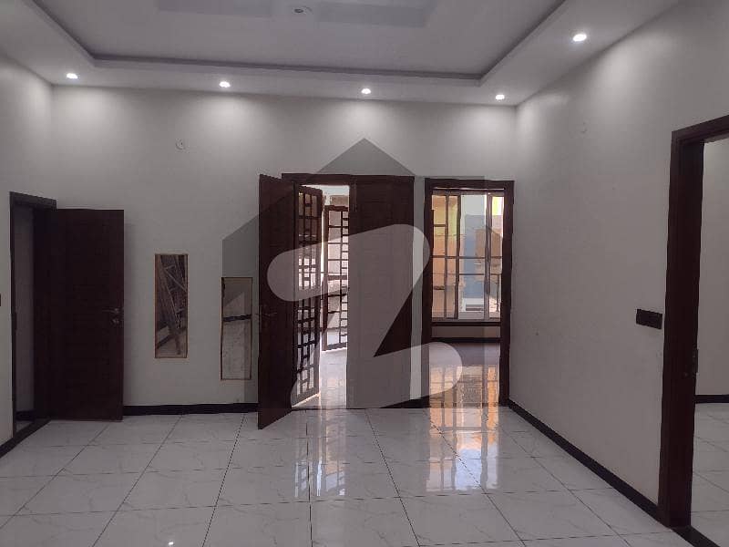 240 SQ yd residential portion first floor for rent 3 bad dd American kitchen near park masjid prime location beautiful portion k electric water available no lod shading