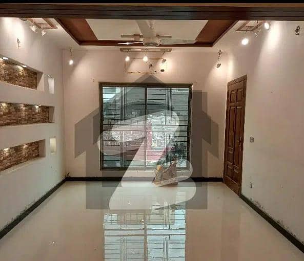 10 MARLA HOT LOCATION FULL HOUSE AVAILABLE FOR RENT IN TARIQ GARDENS Tariq Gardens, Lahore