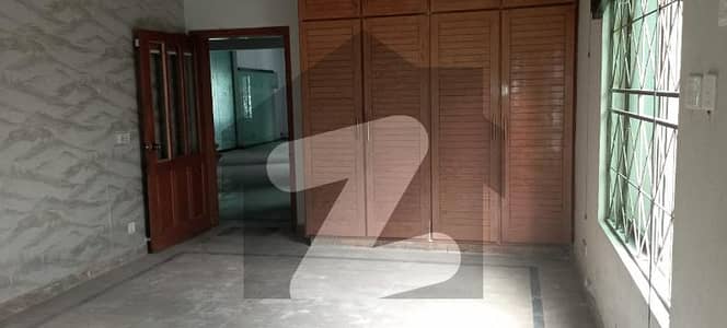 گلبرگ لاہور میں 5 کمروں کا 1 کنال مکان 4.5 لاکھ میں کرایہ پر دستیاب ہے۔