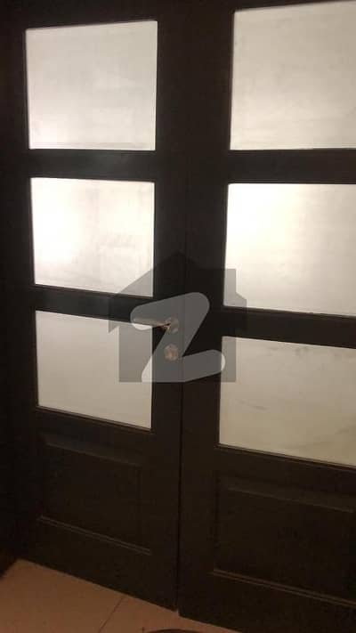گلبرگ لاہور میں 3 کمروں کا 13 مرلہ زیریں پورشن 2.0 لاکھ میں کرایہ پر دستیاب ہے۔