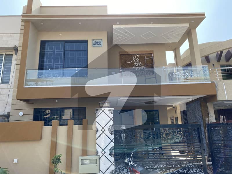 بحریہ ٹاؤن فیز 3 بحریہ ٹاؤن راولپنڈی,راولپنڈی میں 5 کمروں کا 10 مرلہ مکان 5.3 کروڑ میں برائے فروخت۔