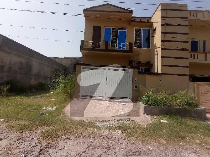 5 marla new house One and half story for rent at airport housing socity sector 4
its has 
3 bedroom with attach bathroom 
2 drawind rom 
2 tv lounge 
gas not availble 
water supply available 
car pouch 
we have more other option 
call us for more info