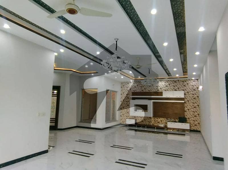 بحریہ ٹاؤن - میڈوز ولاز بحریہ ٹاؤن سیکٹر B,بحریہ ٹاؤن,لاہور میں 4 کمروں کا 1 کنال مکان 1.9 لاکھ میں کرایہ پر دستیاب ہے۔