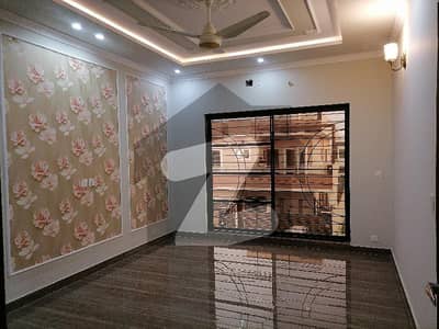 ایل ڈی اے ایوینیو لاہور میں 9 کمروں کا 10 مرلہ مکان 4.0 کروڑ میں برائے فروخت۔