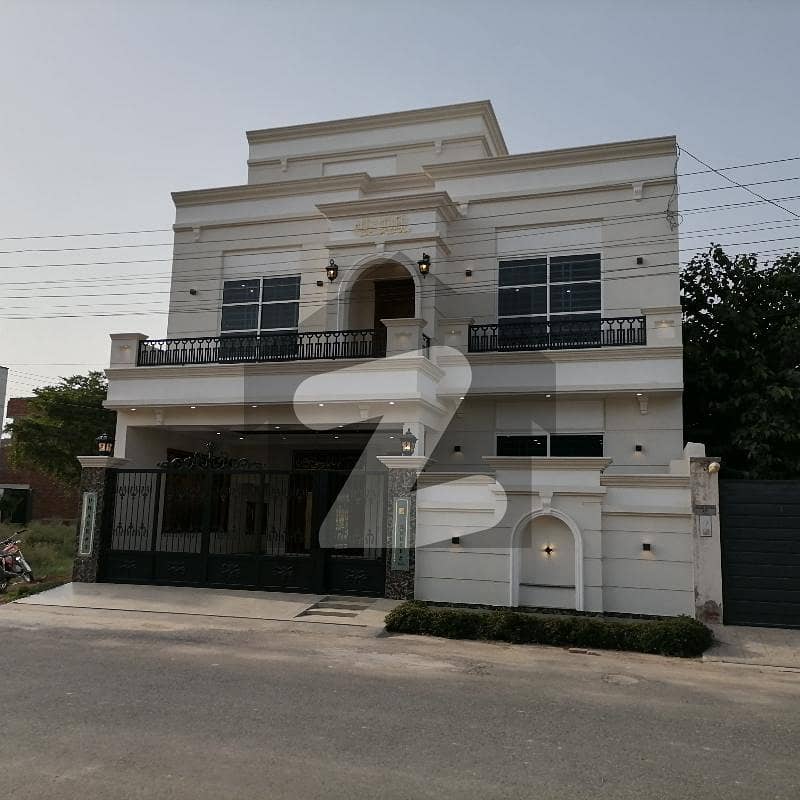 In Jeewan City - Phase 3 House For sale Sized 9 Marla