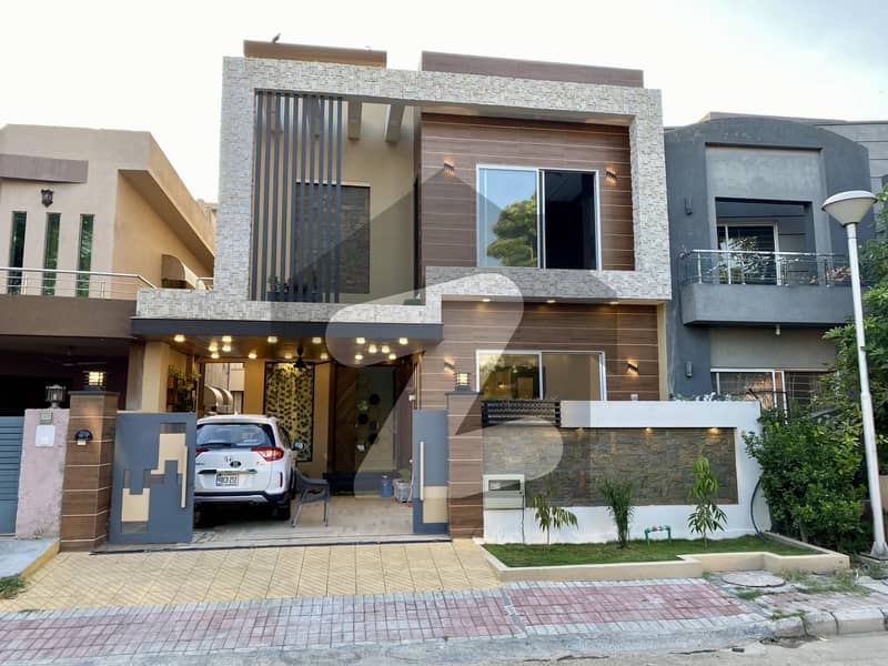 بحریہ ٹاؤن فیز 4 بحریہ ٹاؤن راولپنڈی,راولپنڈی میں 5 کمروں کا 10 مرلہ مکان 5.95 کروڑ میں برائے فروخت۔